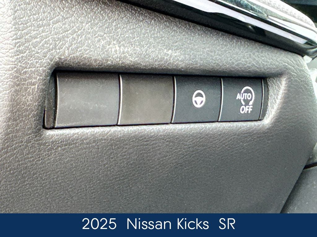 2025 Nissan Kicks SR