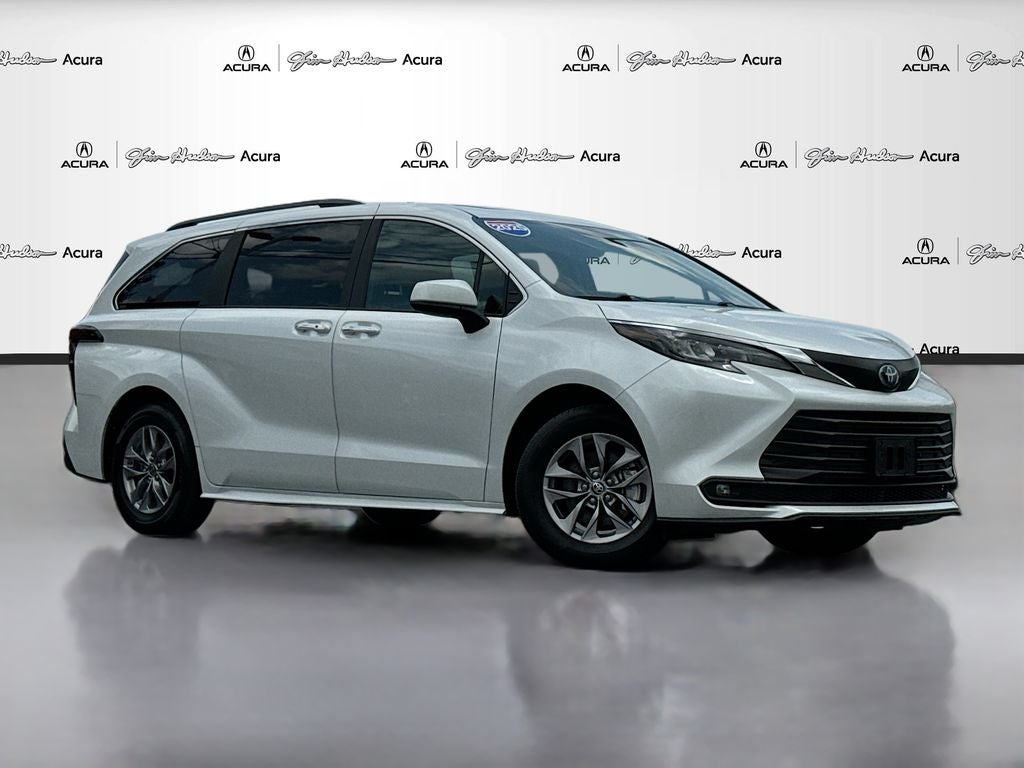 2025 Toyota Sienna XLE 8 Passenger
