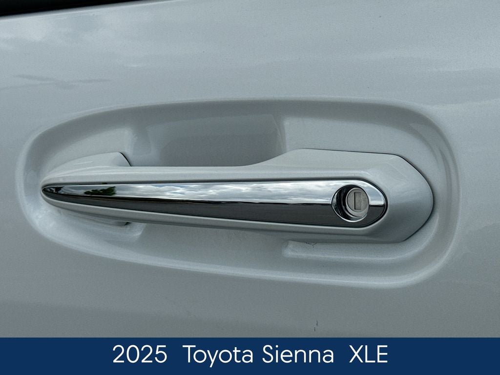 2025 Toyota Sienna XLE 8 Passenger