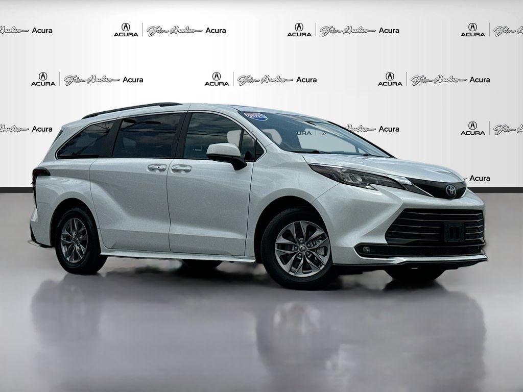 2025 Toyota Sienna XLE 8 Passenger