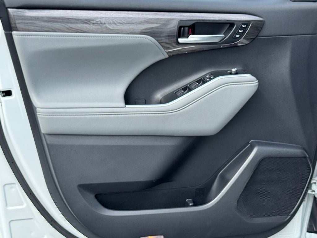 2025 Toyota Highlander Platinum