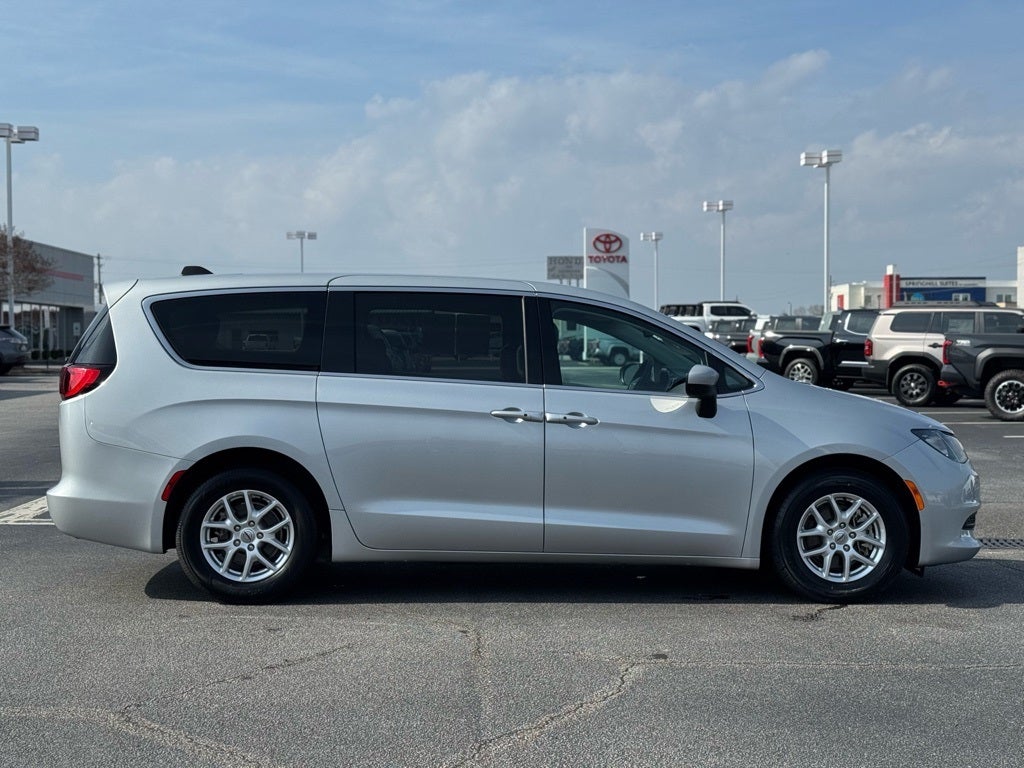 2023 Chrysler Voyager LX