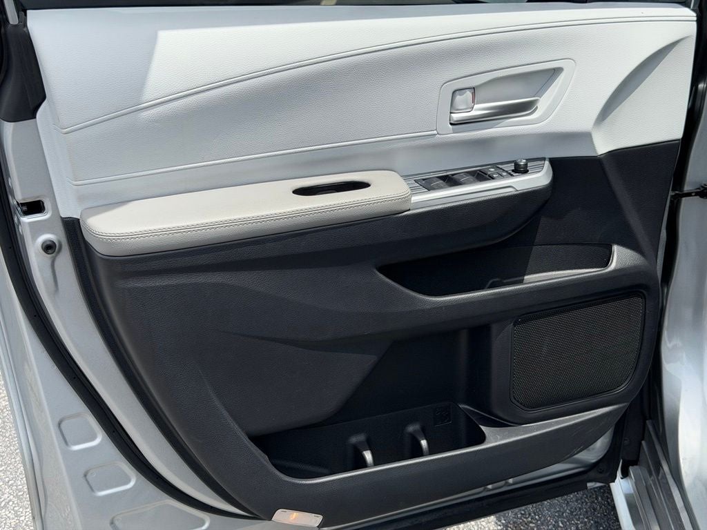 2025 Toyota Sienna XLE 8 Passenger