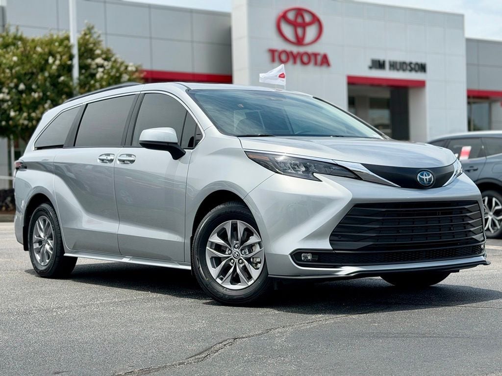 2025 Toyota Sienna XLE 8 Passenger