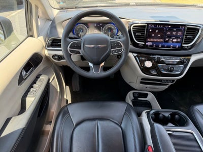 2023 Chrysler Pacifica Touring L FAMILY FUN!!!!