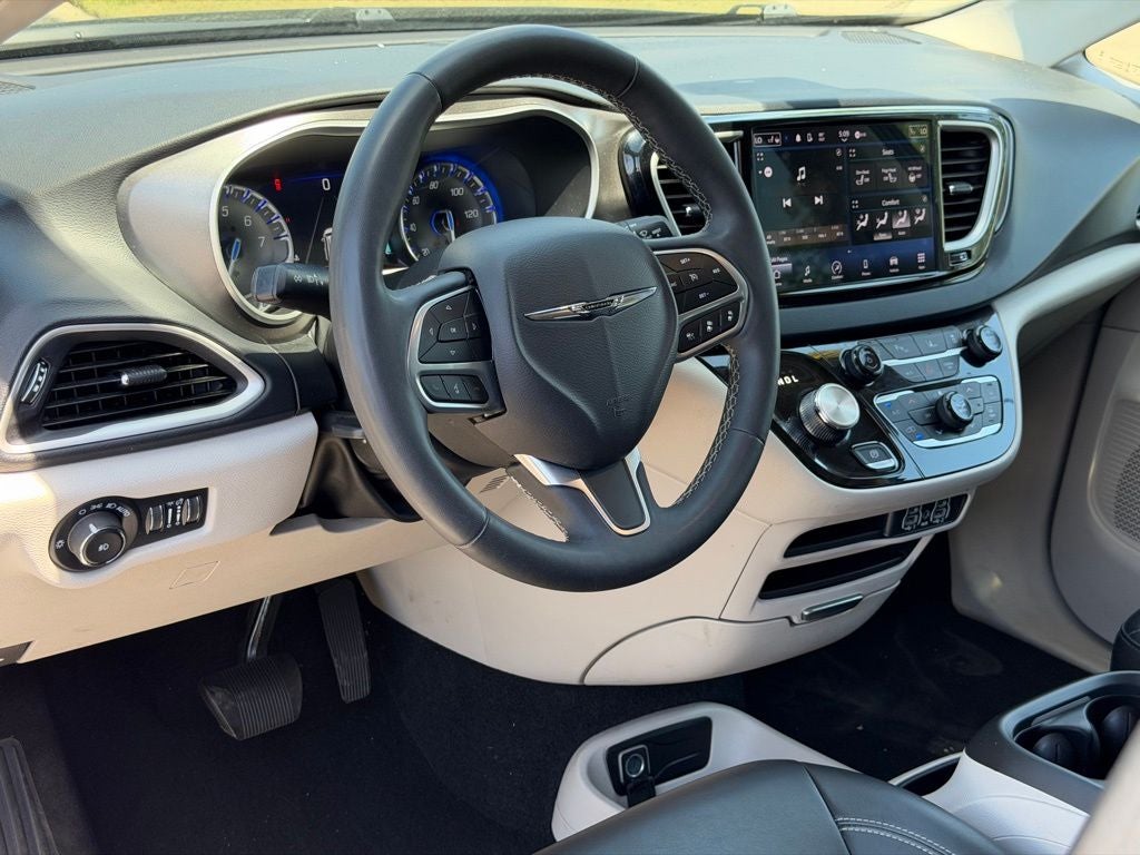 2023 Chrysler Pacifica Touring L FAMILY FUN!!!!
