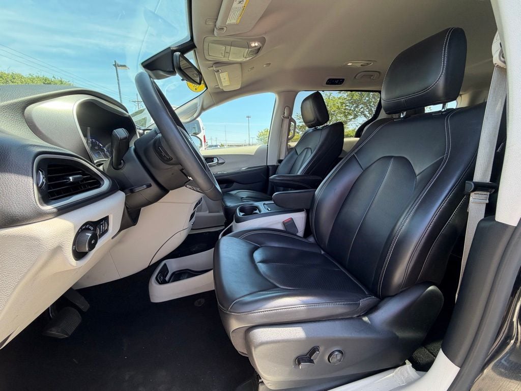 2023 Chrysler Pacifica Touring L FAMILY FUN!!!!