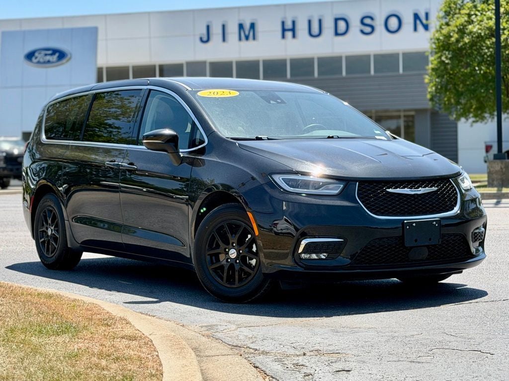 2023 Chrysler Pacifica Touring L FAMILY FUN!!!!