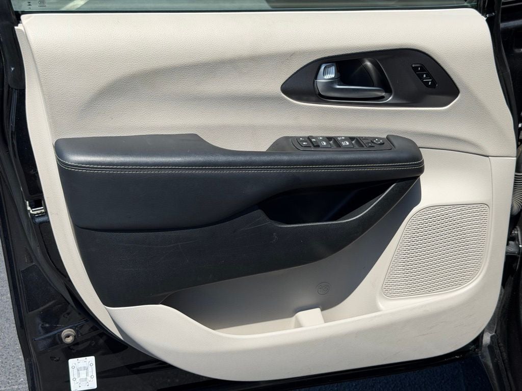 2023 Chrysler Pacifica Touring L FAMILY FUN!!!!