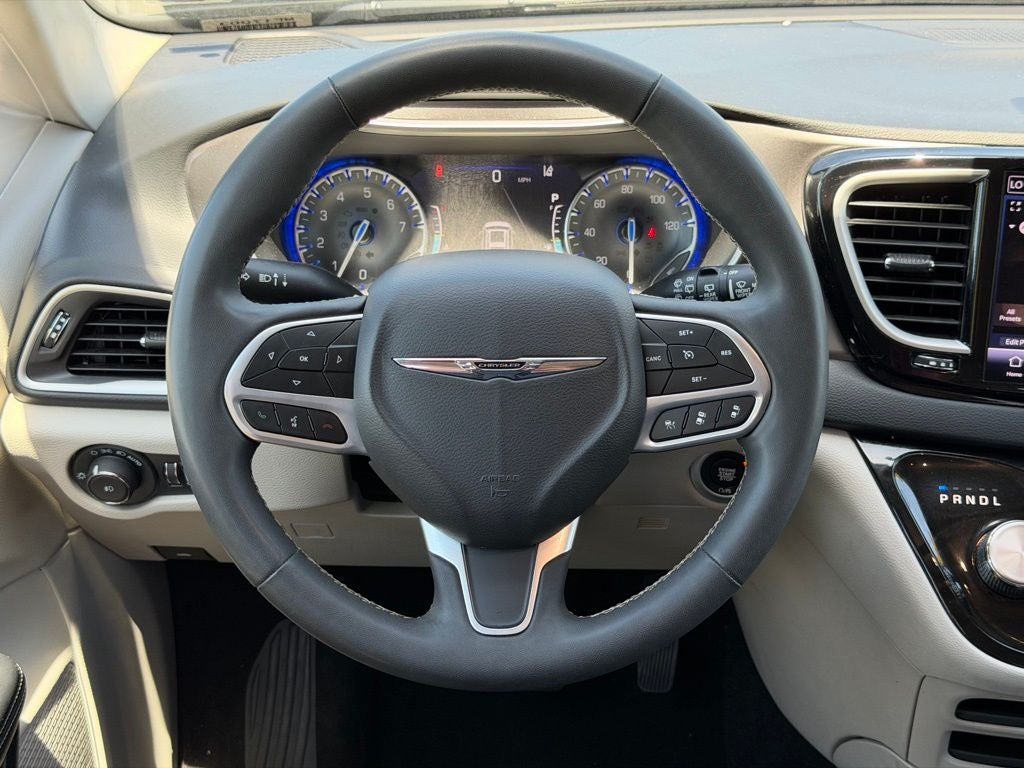 2023 Chrysler Pacifica Touring L FAMILY FUN!!!!