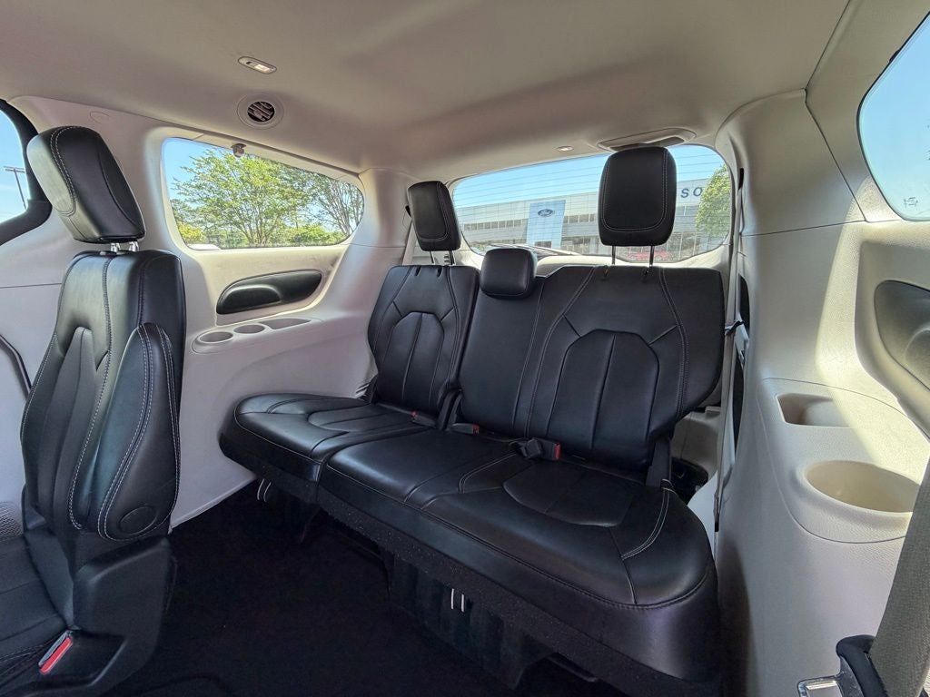 2023 Chrysler Pacifica Touring L FAMILY FUN!!!!