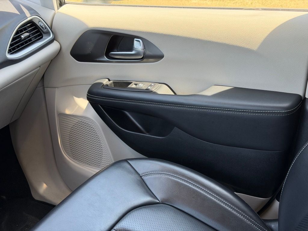 2023 Chrysler Pacifica Touring L FAMILY FUN!!!!