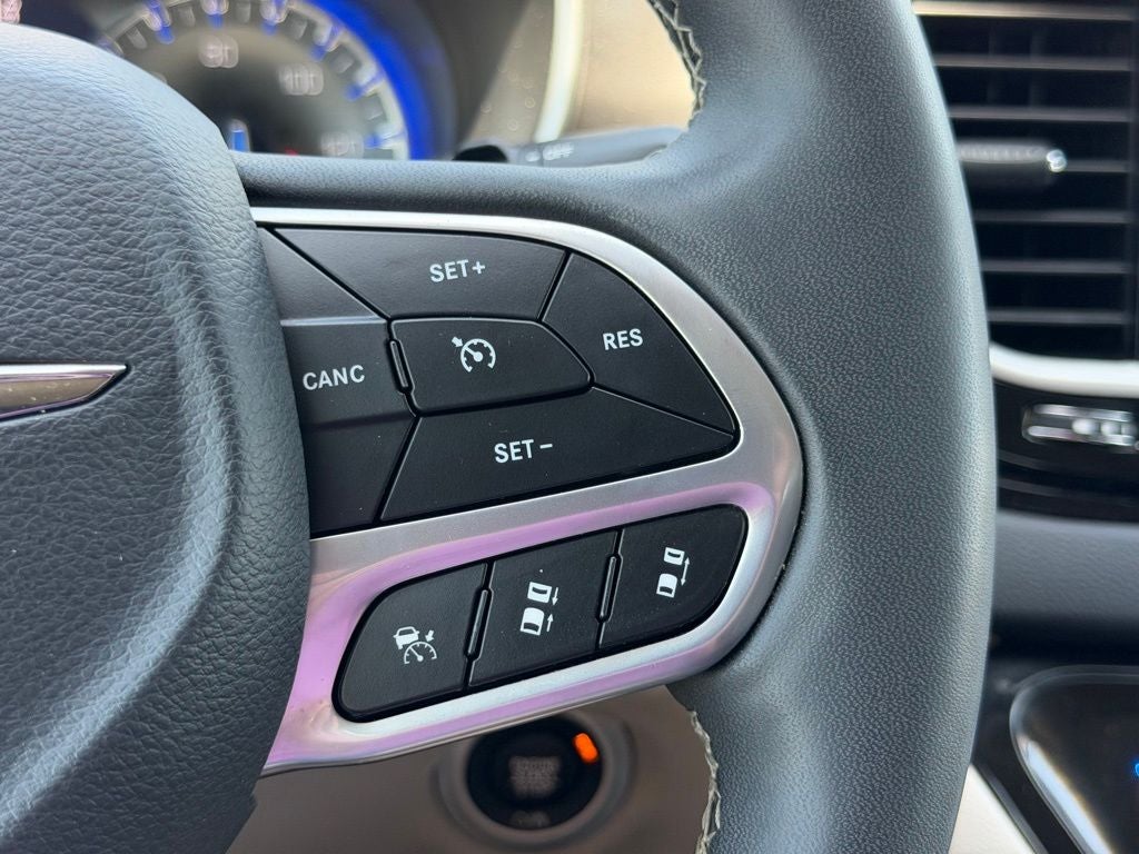 2023 Chrysler Pacifica Touring L FAMILY FUN!!!!