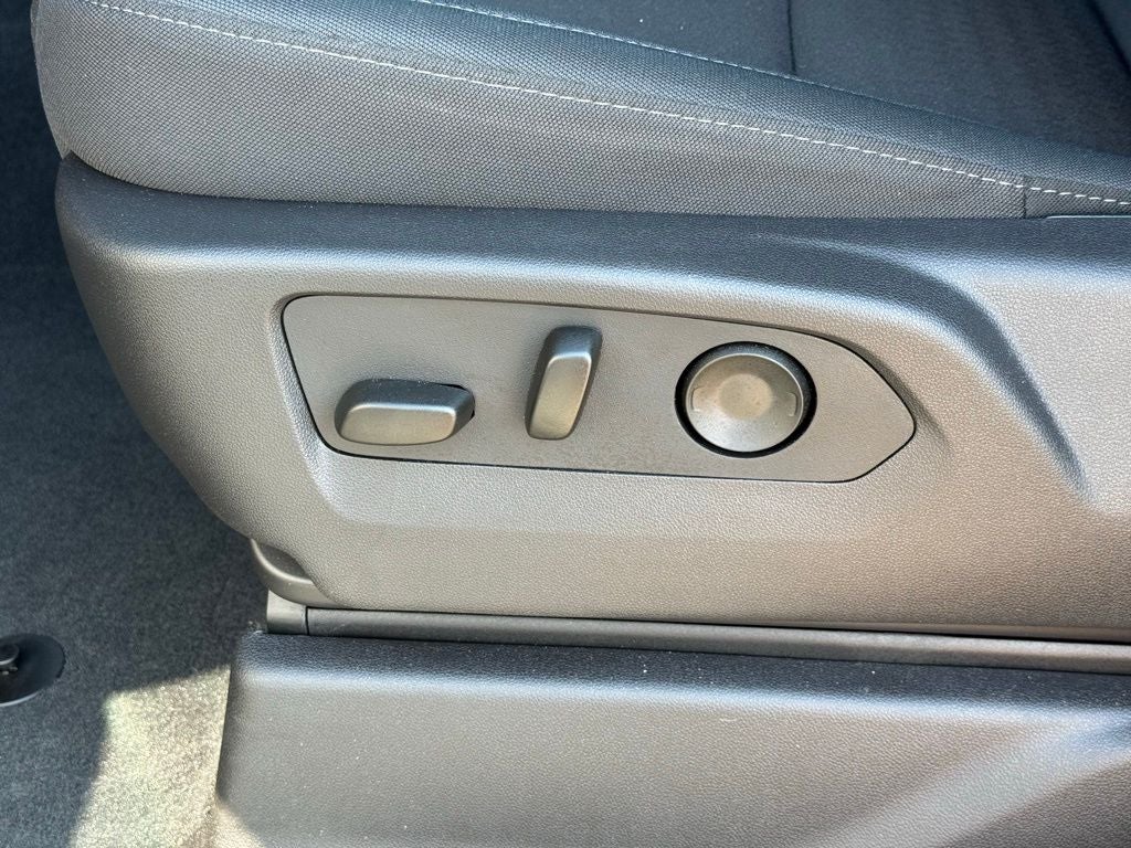 2025 Chevrolet Silverado 1500 Custom Trail Boss BLACKOUT PACKAGE