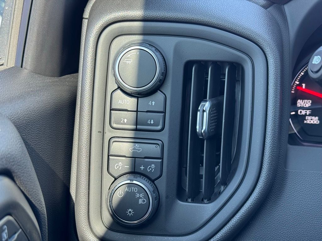 2025 Chevrolet Silverado 1500 Custom Trail Boss BLACKOUT PACKAGE