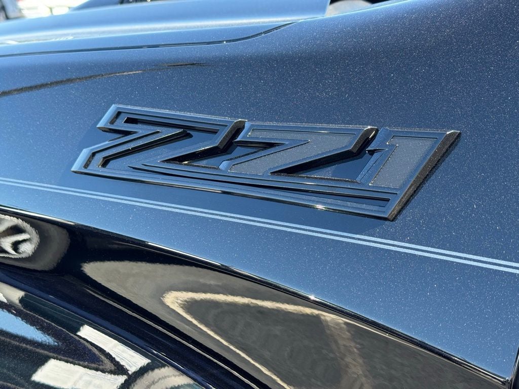 2025 Chevrolet Silverado 1500 Custom Trail Boss BLACKOUT PACKAGE