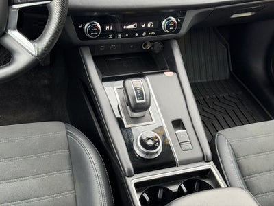 2024 Mitsubishi Outlander SE NAVIGATION