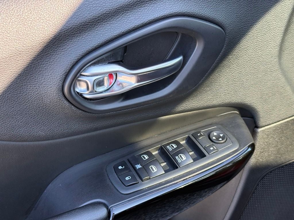 2020 Jeep Cherokee Latitude Plus Panoramic Glass Roof