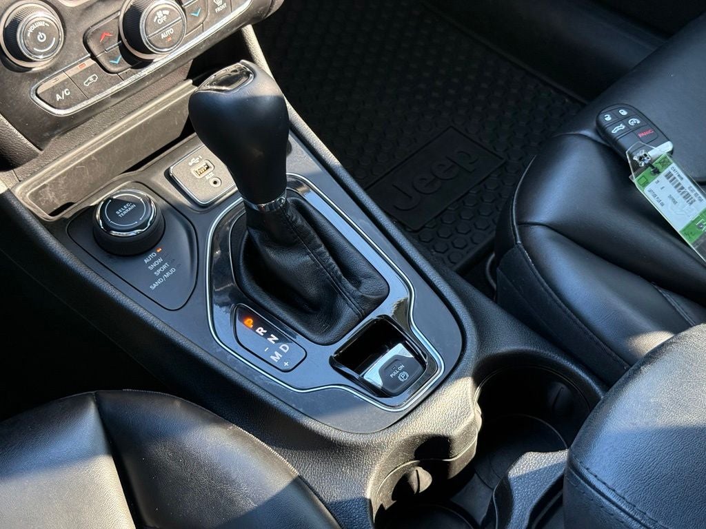 2020 Jeep Cherokee Latitude Plus Panoramic Glass Roof