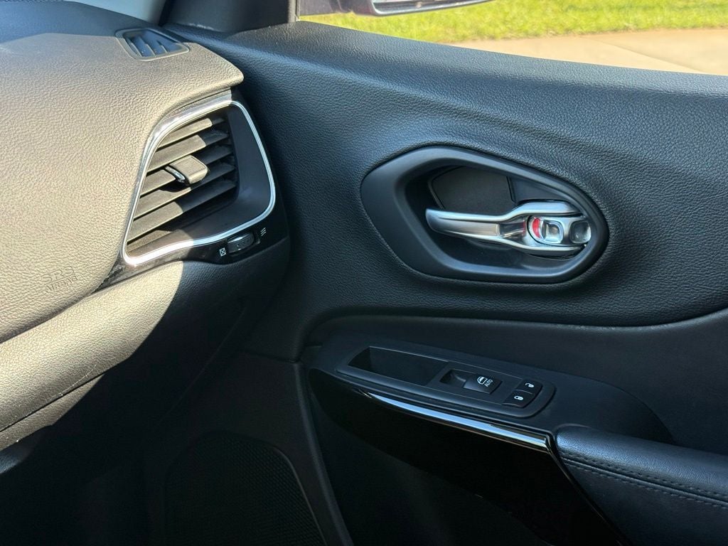 2020 Jeep Cherokee Latitude Plus Panoramic Glass Roof