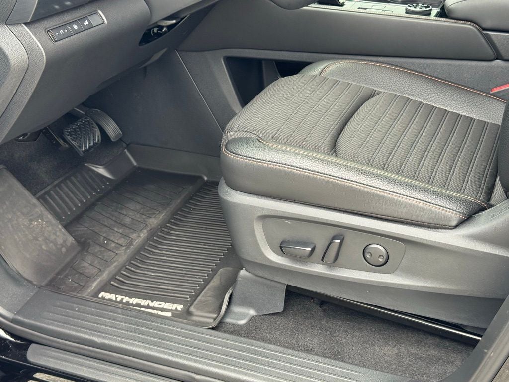 2025 Nissan Pathfinder Rock Creek Second Row Captain Chairs