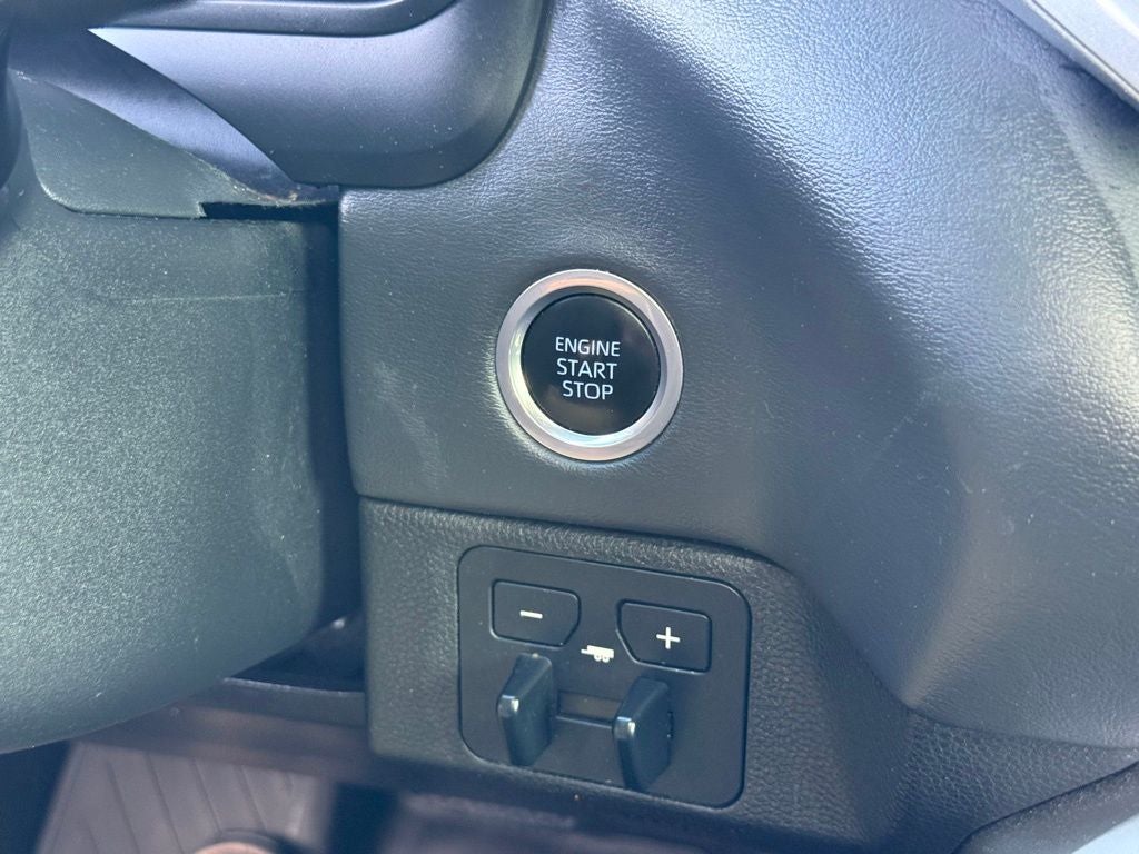 2023 Toyota Tundra Platinum 14-in. Toyota Audio Multimedia w/ Apple CarPlay an