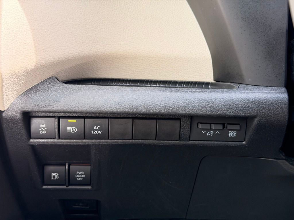 2021 Toyota Sienna XLE 8 Passenger
