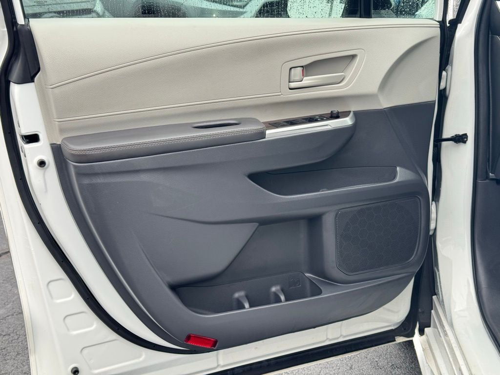 2023 Toyota Sienna LE 8 Passenger