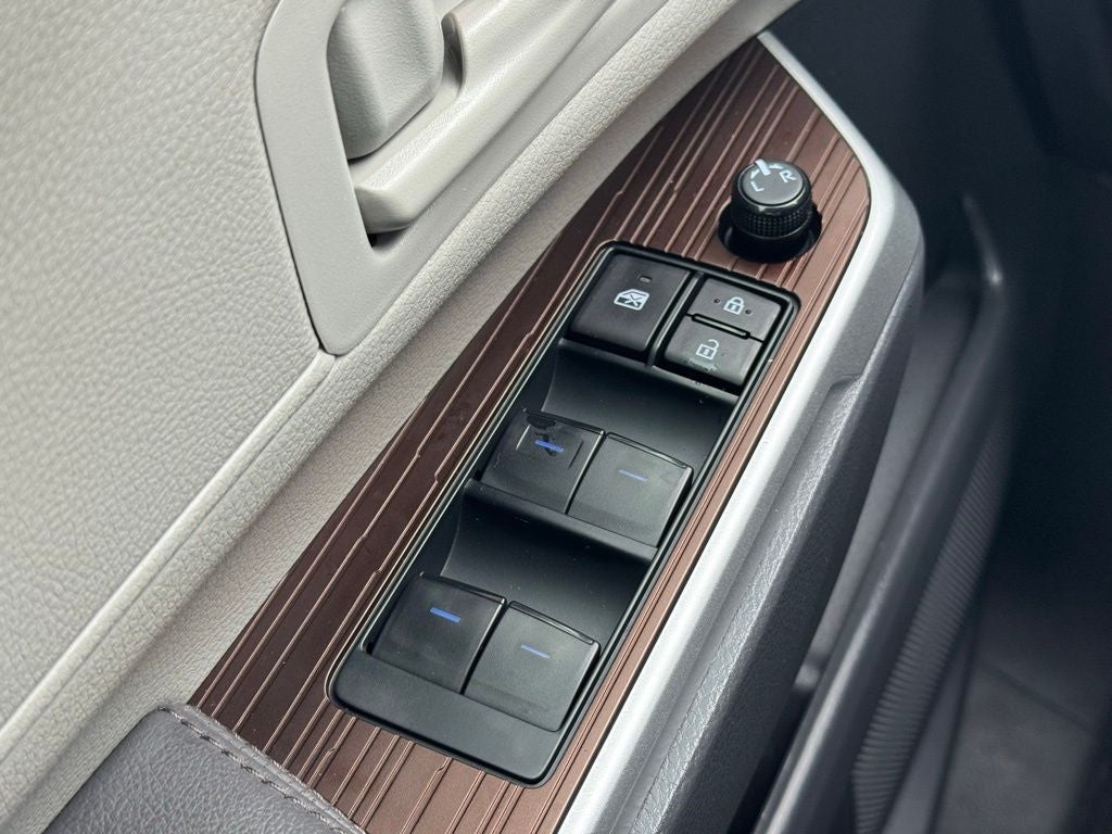 2023 Toyota Sienna LE 8 Passenger