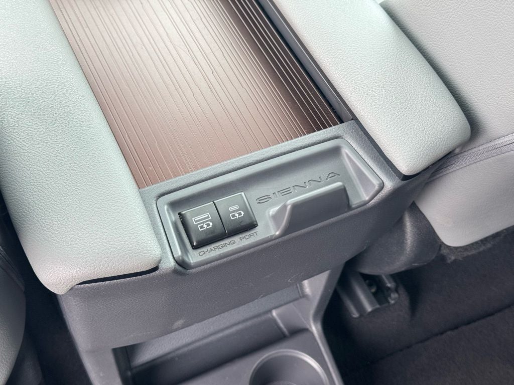 2023 Toyota Sienna XLE 8 Passenger